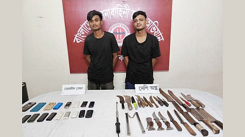 ২৬টি দেশীয় অস্ত্রসহ কিশোর গ্যাংয়ের ২ সদস্য গ্রেফতার