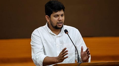 সন্ত্রাসীদের গ্রেফতার ও বিচারে সহযোগিতা করুন: উপদেষ্টা মাহফুজ