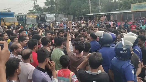 শ্রীপুরে ১০ দফা দাবিতে শ্রমিকদের মহাসড়ক অবরোধ