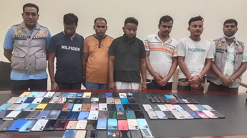 ১২৩টি চোরাই মোবাইল ফোন উদ্ধারসহ চোরাকারবারি চক্রের পাঁচ সদস্য গ্রেফতার