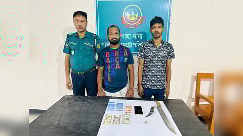 বিদেশি নাগরিকের সর্বস্ব ছিনতাই: স্বর্ণালংকার ও মোবাইলসহ ২ জন গ্রেপ্তার