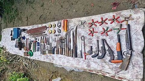 দেশীয় অস্ত্র তৈরির কারখানায় অভিযান, আটক ৪