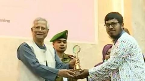 ১২ তরুণের হাতে ইয়্যুথ অ্যাওয়ার্ড তুলে দিলেন প্রধান উপদেষ্টা