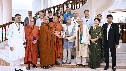 প্রধান উপদেষ্টার সঙ্গে বৌদ্ধ ধর্মীয় নেতাদের শুভেচ্ছা বিনিময়