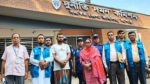 বেনাপোল কাস্টমস কর্মকর্তা শামিমা আক্তারকে আটক দেখালো দুদক