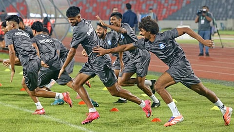 হংকংয়ের বিপক্ষে রাতে মাঠে নামছে হামজা-শমিতরা