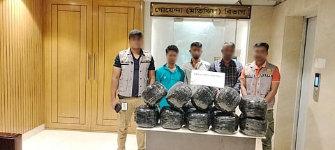 ৫০ কেজি গাঁজা ও কাভার্ড ভ্যানসহ তিন মাদক কারবারি গ্রেফতার