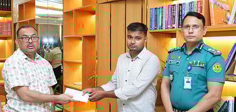 আহত ট্রাফিক সহায়তাকারীর চিকিৎসার জন্য নগদ এক লক্ষ টাকা অনুদান দিলেন ডিএমপি কমিশনার 