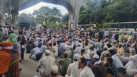 যমুনা অভিমুখে লংমার্চে পুলিশি বাধা, রাস্তায় বসে পড়েছেন ইবতেদায়ি শিক্ষকরা