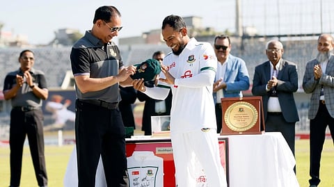 শততম টেস্টে শতকের দারপ্রান্তে মুশফিক 
