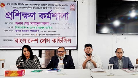 গুজব ও অপতথ্যের বিরুদ্ধে গণমাধ্যমকে শক্ত অবস্থান নিতে হবে : তথ্য উপদেষ্টা
