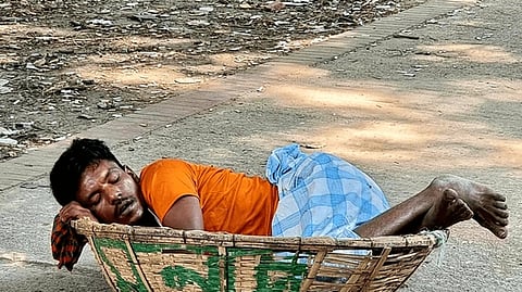 আইনে নেই দাসত্ব, বাস্তবতা ভিন্ন