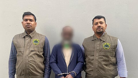 কাকরাইল মোড়ে ট্রাফিক পুলিশকে ২০০ মিটার টেনে নেওয়া সিএনজি চালককে গ্রেফতার করেছে সিটিটিসি