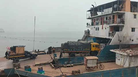 সাড়ে ১১ ঘণ্টা পর আরিচা ও পাটুরিয়ায় ফেরি চলাচল পুনরায় শুরু