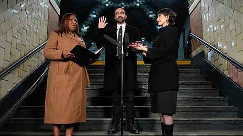 পবিত্র কুরআন হাতে নিউইয়র্ক সিটির মেয়র হিসেবে শপথ নিলেন জোহরান মামদানি
