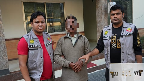 ২ টি অবৈধ বিদেশি পিস্তল, চারটি ম্যাগাজিন ও ২১ রাউন্ড গুলিসহ একজন অস্ত্র ব্যবসায়ী গ্রেফতার