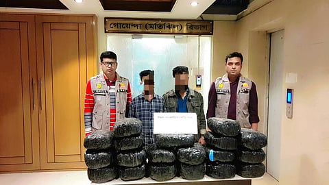 ৩৮ কেজি গাঁজা ও কাভার্ড ভ্যানসহ দুই মাদক কারবারি গ্রেফতার