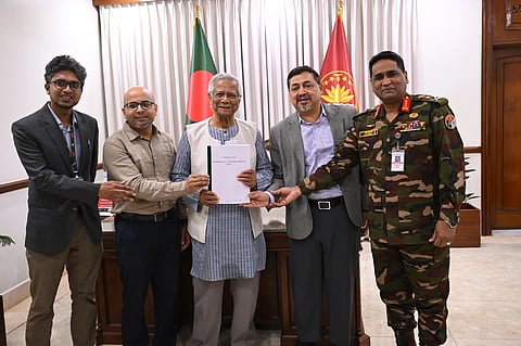 প্রধান উপদেষ্টার কাছে নজরদারি প্রযুক্তি সংক্রান্ত চূড়ান্ত প্রতিবেদন হস্তান্তর