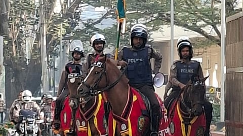 কেন্দ্রে কেন্দ্রে পুলিশের অশ্বারোহী টহল