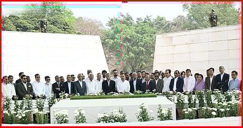 জিয়াউর রহমান ও খালেদা জিয়ার সমাধিতে প্রধানমন্ত্রী ও মন্ত্রিসভার সদস্যদের শ্রদ্ধা