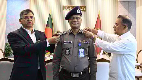 নতুন আইজিপিকে র‍্যাঙ্ক ব্যাজ পরালেন প্রধানমন্ত্রী