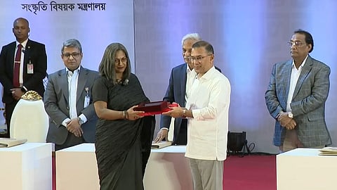 একুশে পদক প্রদান করলেন প্রধানমন্ত্রী