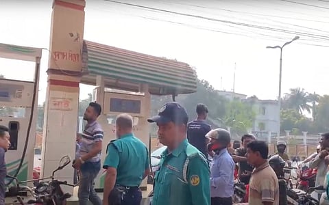 তীব্র সংকটে পুলিশ পাহারায় তেল বিক্রি