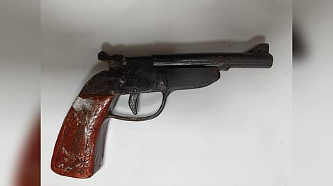 পরিত্যক্ত অবস্থায় একটি দেশীয় ওয়ান শুটারগান উদ্ধার করেছে ঢাকা মহানগর গোয়েন্দা পুলিশ