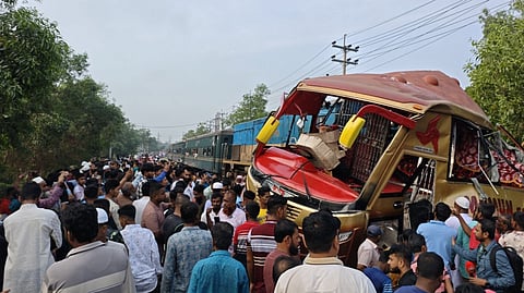 কুমিল্লায় লেভেল ক্রসিংয়ে যাত্রীবাহী বাসে ট্রেনের ধাক্কা, নিহত ১২