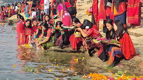 বিদায় বাংলা বর্ষ: কাপ্তাই হ্রদের জলে ভাসল বিজুর ফুল