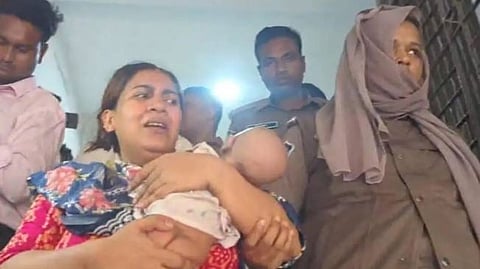 দেড় মাসের সন্তান নিয়ে যুব মহিলা লীগ নেত্রী শিল্পী কারাগারে