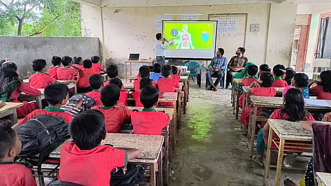 গ্রামীণ শিক্ষায় প্রযুক্তির ব্যবহার: সম্ভাবনা ও সীমাবদ্ধতা