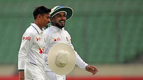 মিরাজের ৫ শিকার, বৃষ্টি বিঘ্নিত দিনে বাংলাদেশের ৩৪ রানের লিড