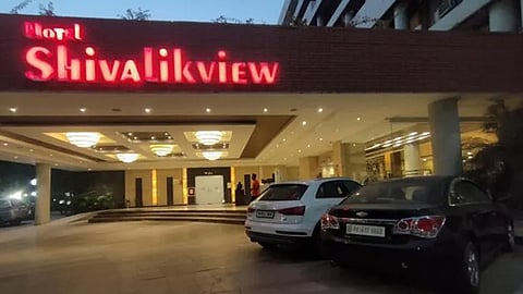 ഹോട്ടല്‍ ബില്ലടച്ചില്ല: ബിസിനസുകാരുടെ ലക്ഷ്വറി കാറുകള്‍ ലേലം ചെയ്യുന്നു