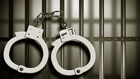 ഒരേ നമ്പർപ്ലേറ്റുകളുള്ള രണ്ട് ബൈക്കുകൾ; പിടികൂടിയത് മുൻസിപ്പൽ സെക്രട്ടറിയുടെ വീട്ടിൽ നിന്ന്