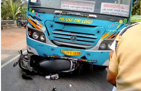 തലയോലപ്പറമ്പിൽ സ്വകാര്യ ബസ് സ്കൂട്ടറിലിടിച്ച്  2 പേർ മരിച്ചു