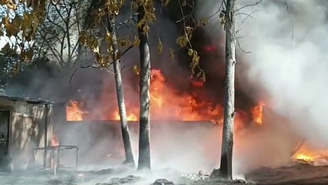 ചങ്ങനാശേരിക്ക് സമീപം പ്ലാസ്റ്റിക് കമ്പനിയിലുണ്ടായ തീപിടുത്തത്തിൽ ഫാക്റ്ററി പൂർണമായും കത്തിനശിച്ചു