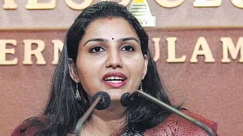 ബ്രഹ്മപുരം കേസ്; ഹൈക്കോടതിയിൽ നേരിട്ട് ഹാജരായി കലക്‌ടർ രേണുരാജ് 