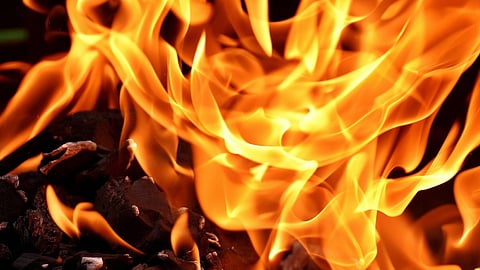 തൃശൂരിൽ ശവപ്പെട്ടിക്കടയിൽ തീപിടുത്തം