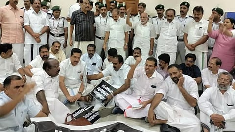 'അനുമതി ഇല്ലാതെ ദൃശ്യം പകർത്തി'; എംഎൽഎമാരുടെ പിഎമാർക്ക് കാരണം കാണിക്കൽ നോട്ടീസ്