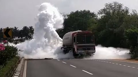 പാലക്കാട് ടാങ്കർ ലോറിയിൽ വാഹനമിടിച്ച് വാതക ചോർച്ച