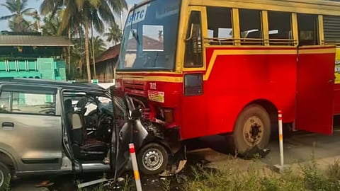 കെഎസ്ആർടിസി ബസും കാറും കൂട്ടിയിടിച്ച് 2 പേർ മരിച്ചു; 3 പേർക്ക് പരിക്ക്