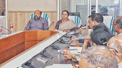 എറണാകുളം മെഡിക്കൽ കോളേജ് പുതിയ ബ്ലോക്കും കാൻസർ സെന്‍ററും നിശ്ചയിച്ച സമയത്തിനുള്ളിൽ പൂർത്തിയാക്കും; ഉന്നതതല യോഗത്തിൽ തീരുമാനം