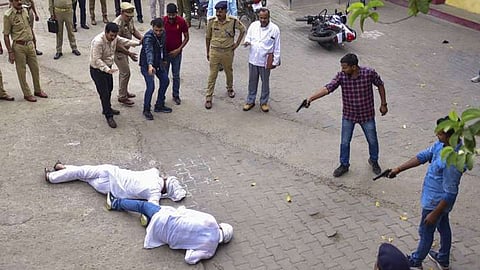 അതിഖ് അഹമ്മദിനെയും സഹോദരൻ അഷ്‌റഫിനെയും വെടിവച്ചു കൊന്ന രംഗം സ്പെഷ്യൽ ഇൻവെസ്റ്റിഗേഷൻ ടീമും ഫോറൻസിക് സംഘവും പുനഃസൃഷ്ടിക്കുന്നു,