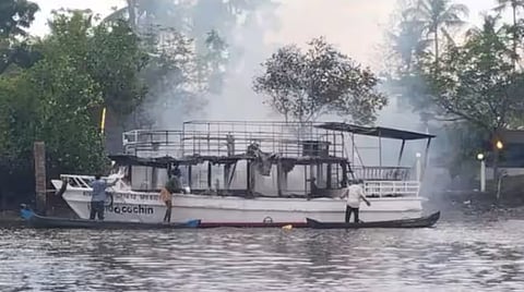 കൊച്ചിയിൽ വിനോദസഞ്ചാര ബോട്ടിന് തീപിടിച്ചു