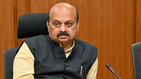 ബസവരാജ് ബൊമ്മെയ്ക്കു നേരെ ഇഴഞ്ഞടുത്ത് മൂർഖൻ: (വീഡിയൊ)