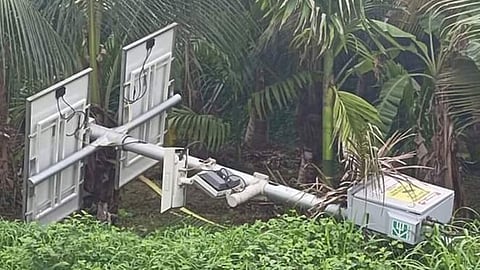 പാലക്കാട്  അജ്ഞാത വാഹനമിടിച്ച് എഐ ക്യാമറ തകർന്നു