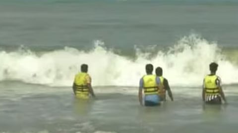 ബീച്ചിൽ കളിക്കുന്നതിനിടെ തിരയിൽപ്പെട്ട് രണ്ടു കുട്ടികളെ കാണാതായി