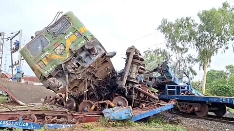 ബംഗാളിൽ ഗുഡ്‌സ് ട്രെയിനുകൾ കൂട്ടിയിടിച്ചു; ലോക്കോ പൈലറ്റിനു പരിക്ക്