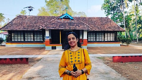കടലാശേരി പിഷാരിക്കൽ ഭഗവതി ക്ഷേത്രത്തിനു മുന്നിൽ രഞ്ജിനി വിനോദ്.